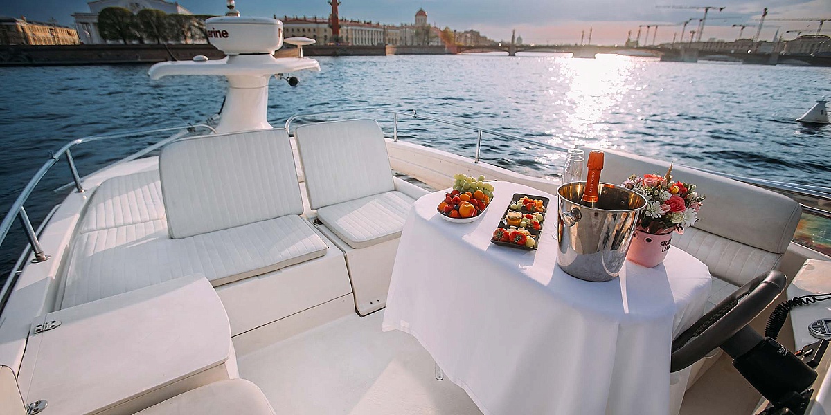 Аренда моторной яхты Sealine 39 АМО в Санкт-Петербурге